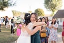 La mariée sert sa soeur fort dans ses bras
