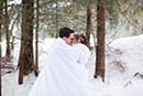 Les mariés disparaissent dans le tapis neigeux