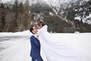 La mariée se confond avec le manteau neigeux