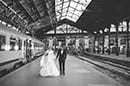 Les mariés profitent du charme des gares parisiennes