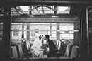 Les mariés s'embrassent dans la gare Saint-Lazare