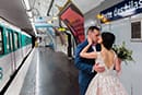 Le couple s'embrasse sur le quai du métro parisien