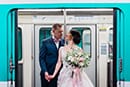 Complicité des mariés dans le métro à Paris