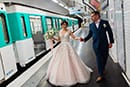 Instant romantique sur le quai du métro parisien