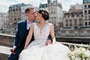 Le couple s'embrasse sur les quais de Seine
