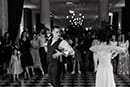 Les époux dansent harmonieusement face aux invités