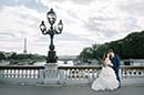 Les mariés se fondent dans le décor parisien