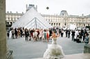 Lancer de bouquet sur le parvis du Louvre