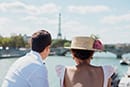 Les époux regardent vers la Tour Eiffel