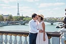 Les époux s'embrassent sur le pont Alexandre III 