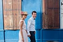 Photo de couple à Montmatre devant une maison bleue