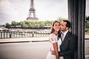 Baiser d'amour face à la Tour Eiffel