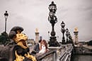 La poésie d'un baiser sur un pont parisien