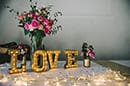 décoration mariage love avec des fleurs