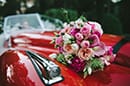 Bouquet de la mariée sur la voiture de collection
