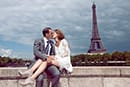 Les mariés s'embrassent à côté de la Tour Eiffel