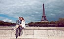 Le couple s'étreint chaleureusement sur un pont parisien