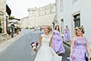La mariée avec ses demoiselles d'honneur dans la rue