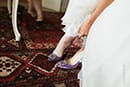 La mariée met ses chaussures