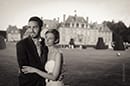 Les mariés devant le château de Breteuil