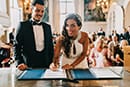 les mariés signent le livre des registres