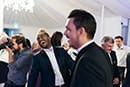 Un invité en train de rire pendant la réception