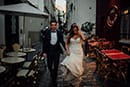Les mariés dans une rue à Paris