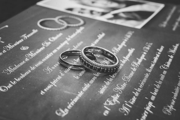 alliances en noir et blanc