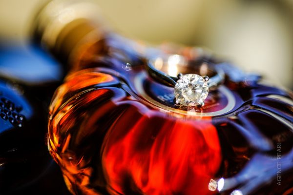 bague solitaire sur une bouteille d'alcool