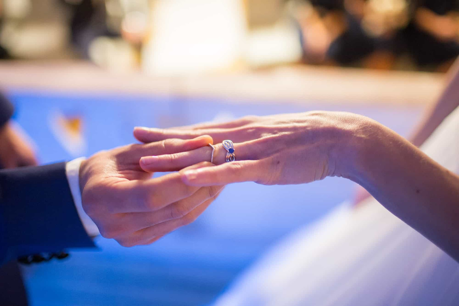 l'alliance sur la main de la mariée