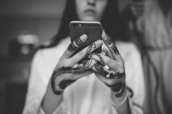 la mariée utilise son téléphone pendant les préparatifs