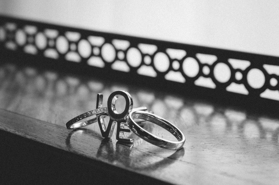 alliances en noir et blanc