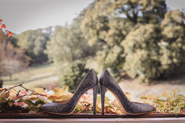 chaussures pour le mariage avec foret derrière