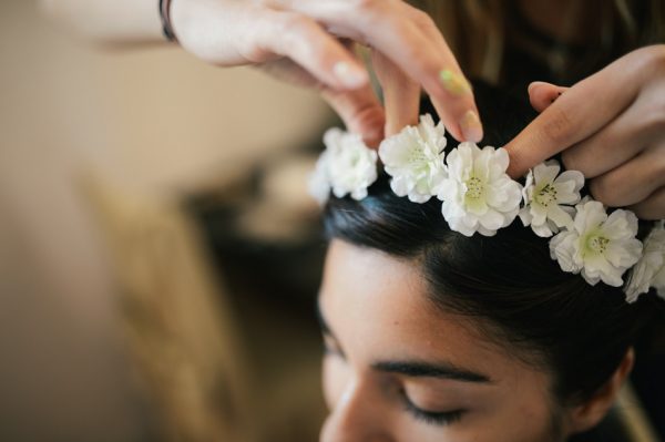 couronne de fleurs posée par le coiffeur