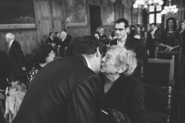 Un invité embrasse une personne agée