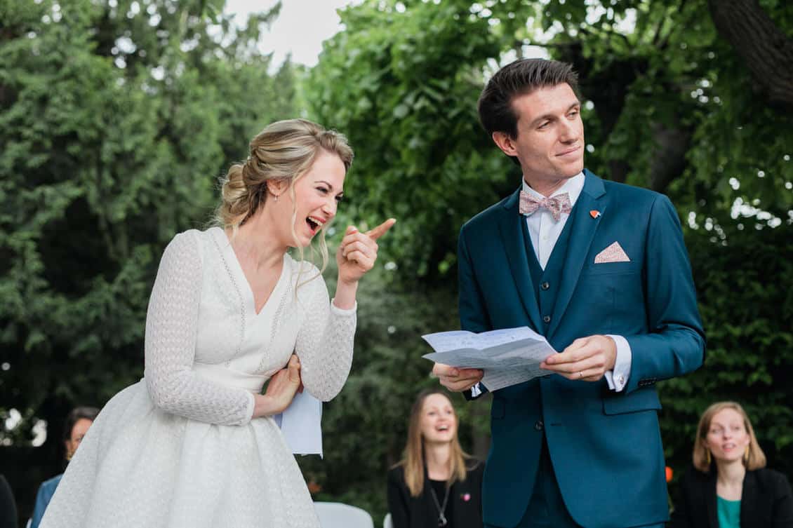 La mariée s'amuse pendant la cérémonie laïque