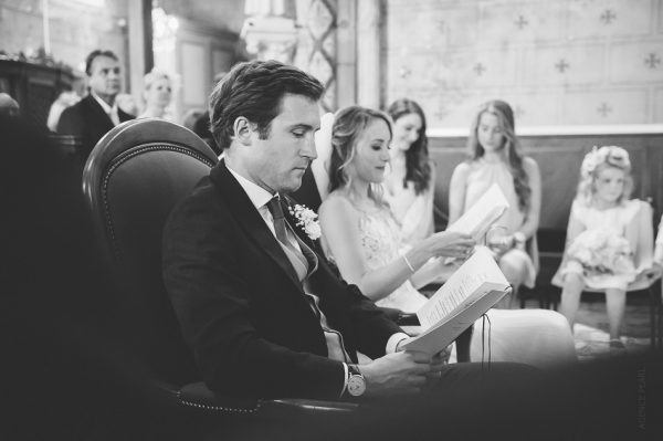 Les mariés plongées dans la lecture