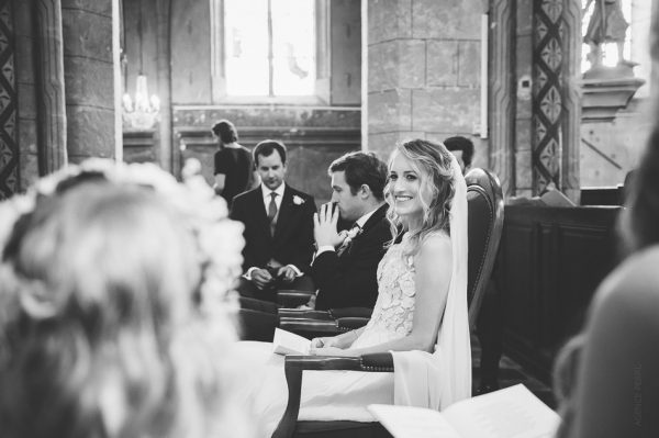 Le sourire de la mariée pendant la cérémonie religieuse