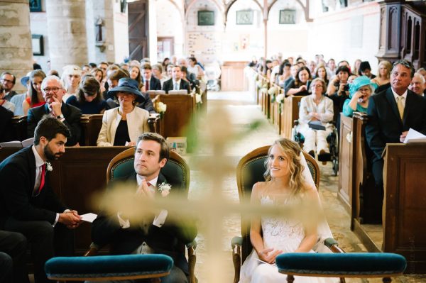 Les mariés pendant la cérémonie à l'église