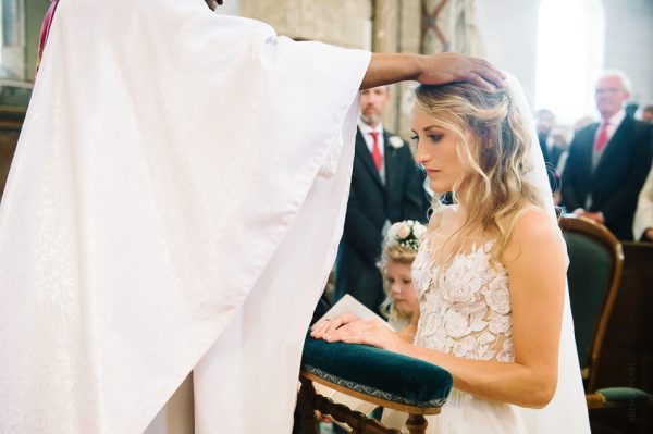 Le prêtre donne sa bénédiction pendant le mariage à paris
