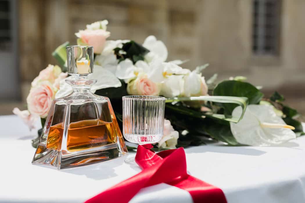Alcool et Bandeau rouge à la cérémonie civile