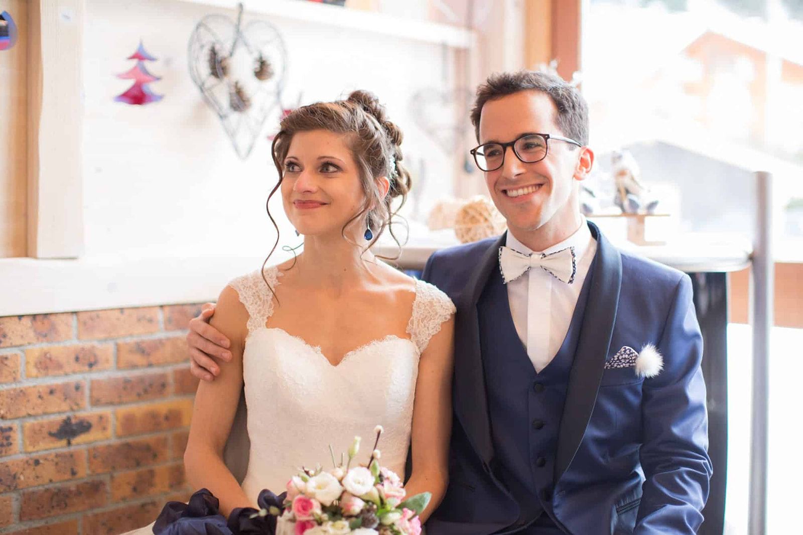 Couple marié souriant pendant la cérémonie laïque