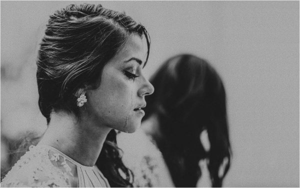 la mariée verse une larme pendant la cérémonie