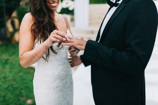 La mariée met l'alliance au marié pendant la cérémonie laique