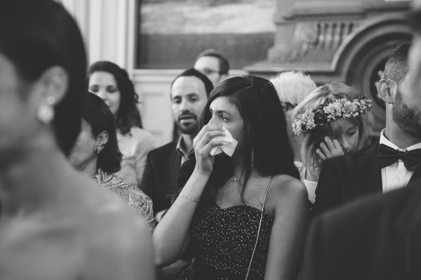 Une invitée aux larmes pendant la cérémonie