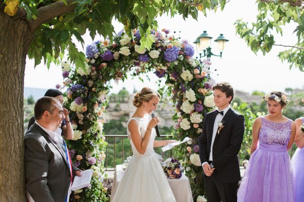 Cérémonie laique sous une magnifique arche de fleurs