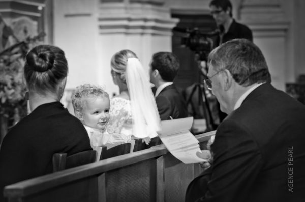 Un enfant s'amuse dans l'église
