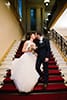 Le couple s'embrasse dans l'escalier de la mairie parisienne