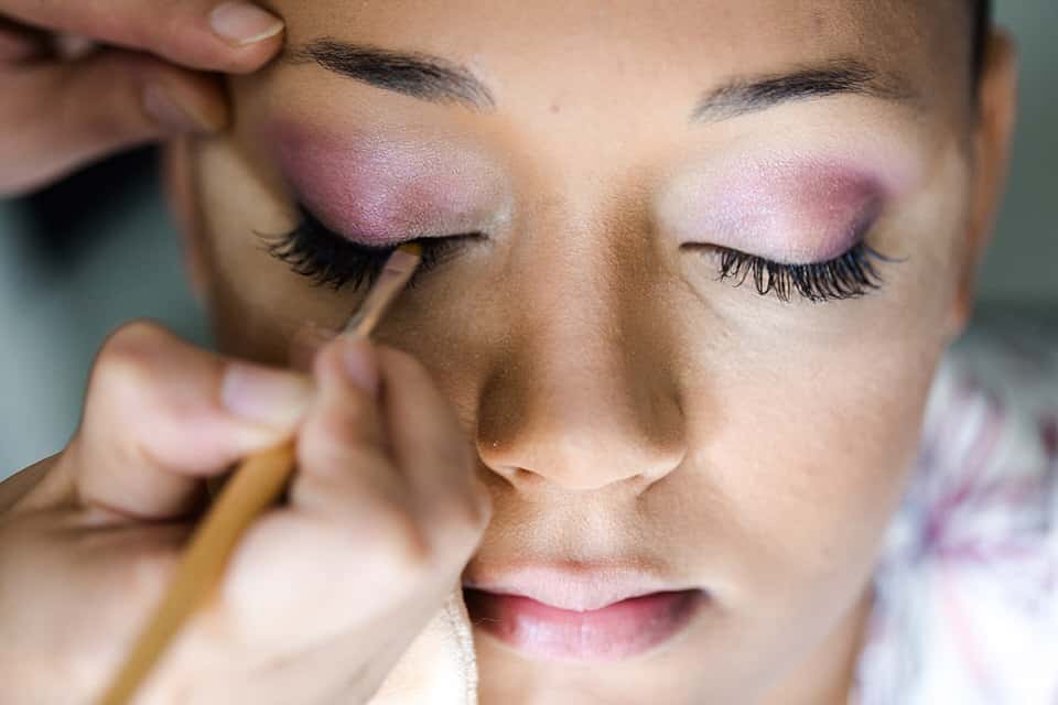 Contour des yeux pendant le maquillage