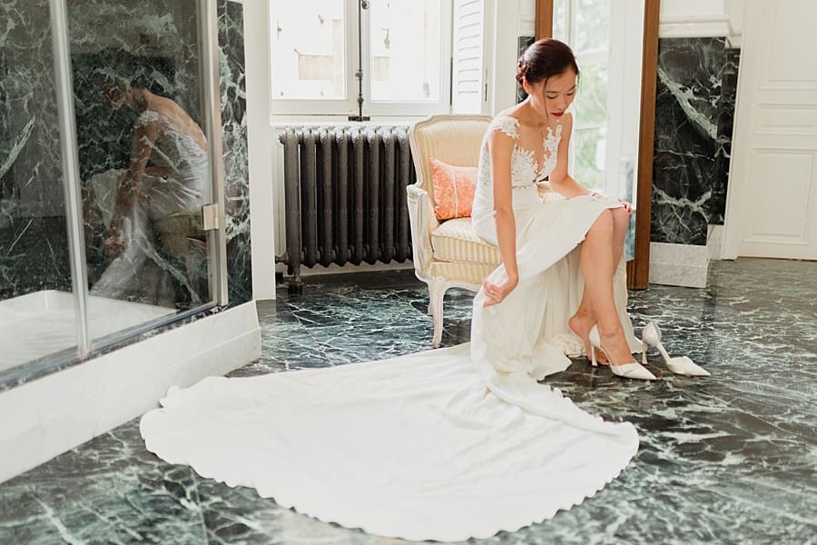 la mariée met ses chaussures dans la salle de bains